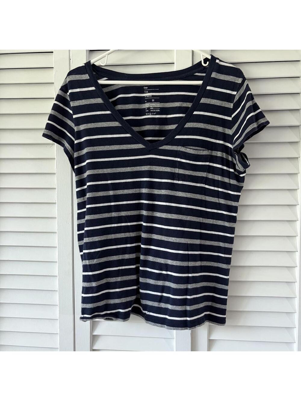 Gap Women's Navy and Blue Tshirt w pocket M